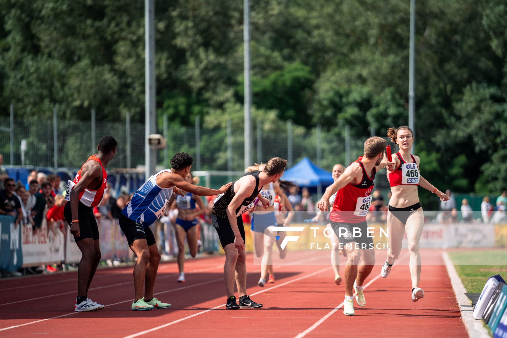 Jana Rohling (LG Osnabrueck) gibt den Staffelstab an Fabian Dammermann (LG Osnabrueck) weiter am 29.05.2022 waehrend der Deutschen Meisterschaften Langstaffel im Otto-Schott-Sportzentrum in Mainz